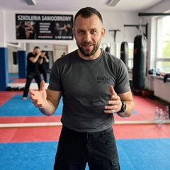 Instruktor samoobrony rekomendujący alarm osobisty TINDO